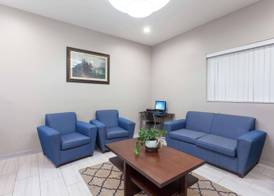 Super 8 by Wyndham Bakersfield South CA 4