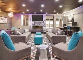 La Quinta Inn & Suites by Wyndham Cleveland Airport West 3