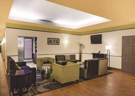La Quinta Inn & Suites by Wyndham Beaumont West 4