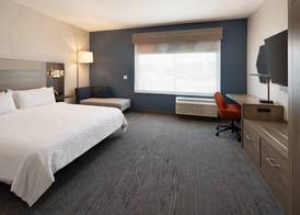 Holiday Inn Express & Suites FRESNO AIRPORT by IHG 4