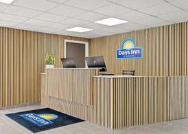 Days Inn by Wyndham La Crosse 3