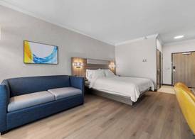 Holiday Inn Express & Suites SANTA CRUZ by IHG 4