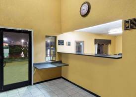 Super 8 by Wyndham San Antonio/Riverwalk Area 2
