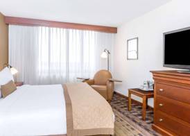 Clarion Hotel & Suites 4