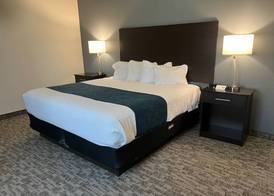The Grove Inn and Suites 5