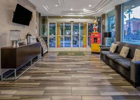 La Quinta by Wyndham Anaheim 3