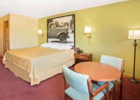 Super 8 by Wyndham Normal Bloomington 2
