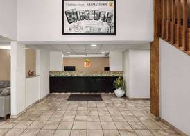 Super 8 by Wyndham Germantown/Milwaukee 4