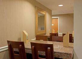 La Quinta Inn & Suites by Wyndham Boston Somerville 2