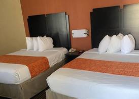 Howard Johnson by Wyndham Historic Lake Charles 5