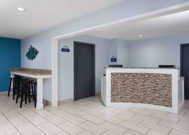 Days Inn & Suites by Wyndham Sellersburg 2