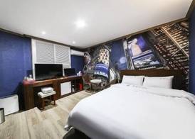 Happy Q Motel 5