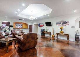 Super 8 by Wyndham Beaumont I-10 College St 2