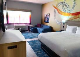 La Quinta Inn & Suites by Wyndham San Antonio Seaworld LAFB 5
