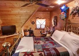 The Queen, A Victorian Bed & Breakfast 4