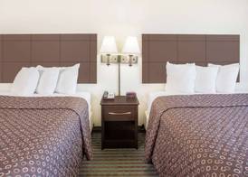 Super 8 by Wyndham Cedar Falls 4
