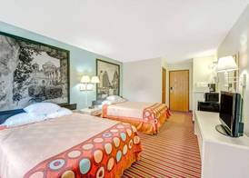 Super 8 by Wyndham San Antonio/Fiesta 3