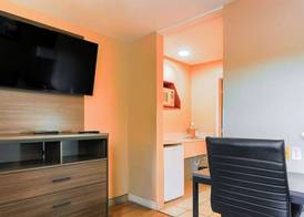 Super 8 by Wyndham Kingston 4