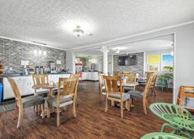 Days Inn & Suites by Wyndham Terre Haute 3