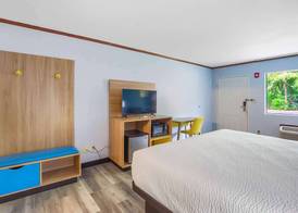 Days Inn by Wyndham Foley - North Gulf Shores 4