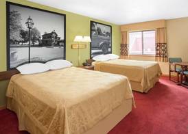Super 8 by Wyndham Normal Bloomington 4