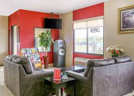 Econo Lodge Shorewood 4
