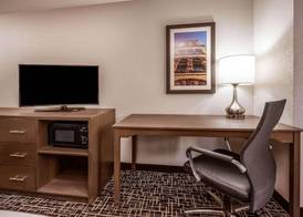 La Quinta Inn & Suites by Wyndham Fairborn Wright-Patterson 5