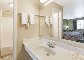 Days Inn by Wyndham Lenoir City 5