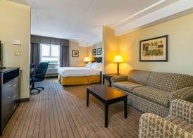 Comfort Inn & Suites 4