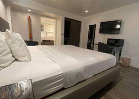 Howard Johnson By Wyndham Tempe University/Phoenix 4