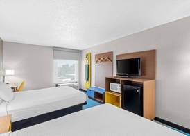 Days Inn & Suites by Wyndham Cedar Rapids 4