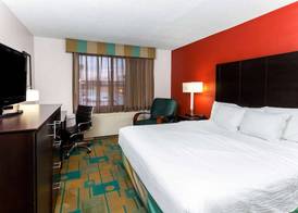 La Quinta by Wyndham Milwaukee Bayshore Area 5