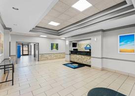 Days Inn & Suites by Wyndham Cedar Rapids 2