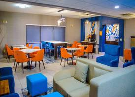 La Quinta Inn & Suites by Wyndham Fayetteville I-95 5