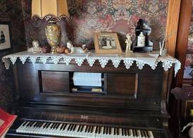 The Queen, A Victorian Bed & Breakfast 2