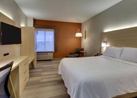 Holiday Inn Express & Suites CEDAR RAPIDS-I-380 @ 33RD AVE by IHG 2