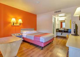 Super 8 by Wyndham Santa Rosa North 4