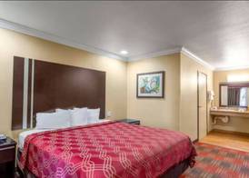 Econo Lodge Inn & Suites Escondido Downtown 4