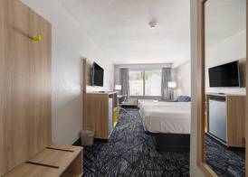 Days Inn & Suites by Wyndham Norton Shores Muskegon 3