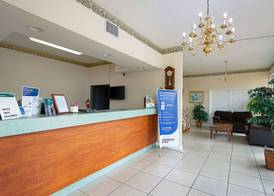 Econo Lodge Inn & Suites Clearwater Central 4