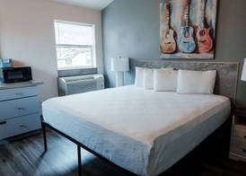 Price Pointe Inn 3