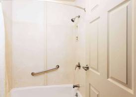 Travelodge by Wyndham Long Beach Convention Center 5