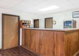 Super 8 by Wyndham Marshall 3