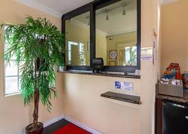 Econo Lodge Long Beach I-405 3