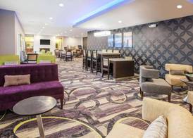 La Quinta Inn and Suites by Wyndham Elkhart 2