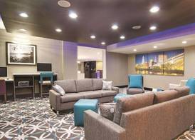La Quinta Inn & Suites by Wyndham Cleveland Airport West 4
