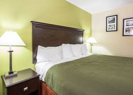 Econo Lodge Biltmore 4