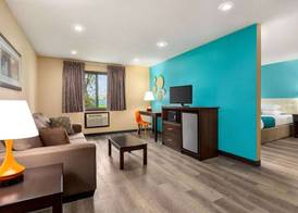 Howard Johnson by Wyndham Waterloo/Cedar Falls 5
