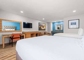 Econo Lodge Inn & Suites Sealy 5