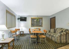 Super 8 by Wyndham Twinsburg/Cleveland Area 2
